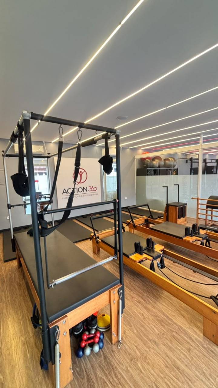 Torre de Pilates com tiras e aparelhos de madeira na sala de Vila da Saúde