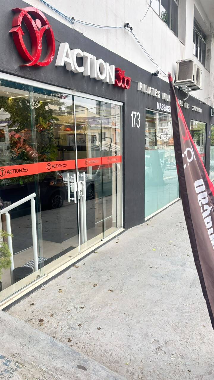 Entrada da academia em Vila da Saúde, com porta de vidro e o número 173